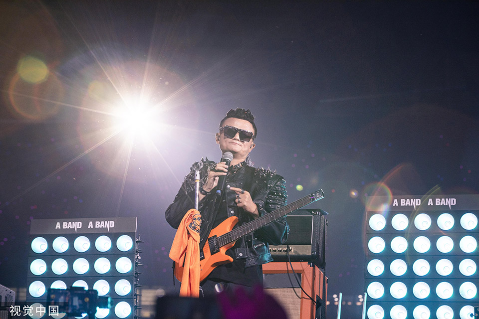 Jack Ma’s farewell in Hangzhou with rock star show