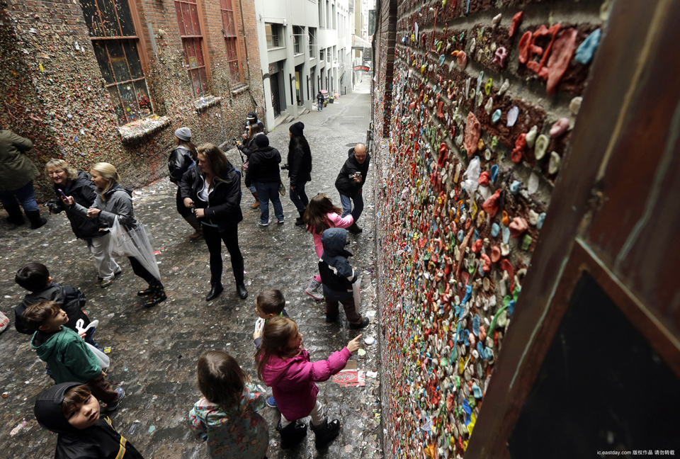 The Gum Wall of Seattle is cleared for the first in 20 years (3)