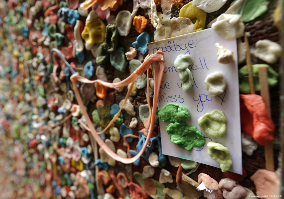 The Gum Wall of Seattle is cleared for the first in 20 years (4)