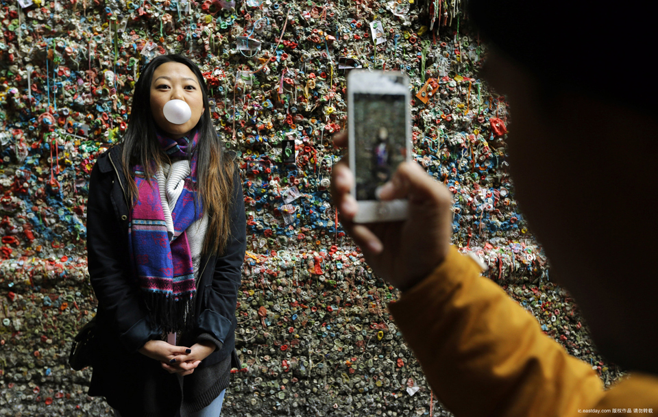 The Gum Wall of Seattle is cleared for the first in 20 years (5)