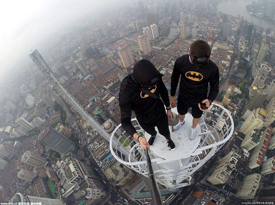 Batmen took selfies on the top of SH Jin Mao Tower (4)