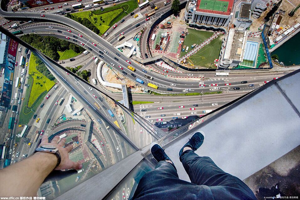 Batmen took selfies on the top of SH Jin Mao Tower (5)