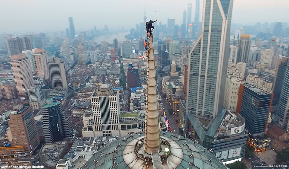 Batmen took selfies on the top of SH Jin Mao Tower (8)
