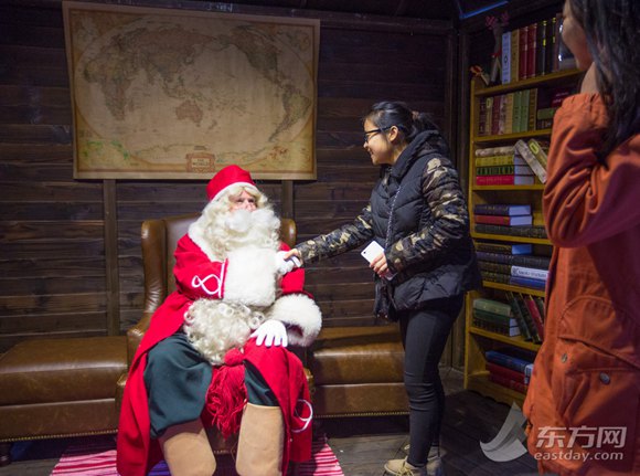 Photos: Santa Claus So Busy in Shanghai