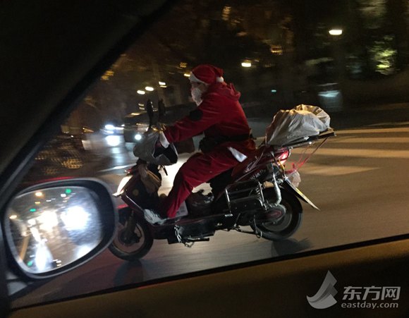 Photos: Santa Claus So Busy in Shanghai (2)