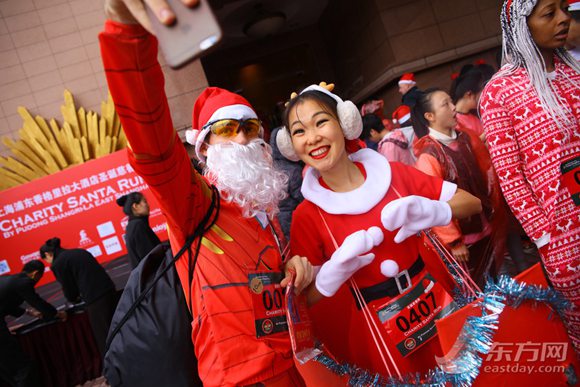 Photos: Santa Claus So Busy in Shanghai (3)