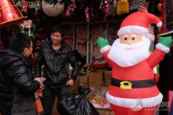 Photos: Santa Claus So Busy in Shanghai (4)