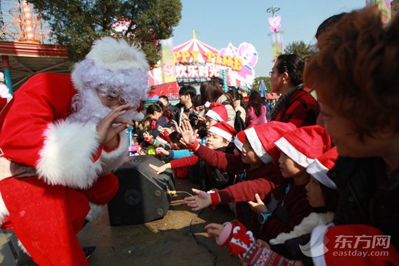 Photos: Santa Claus So Busy in Shanghai (6)