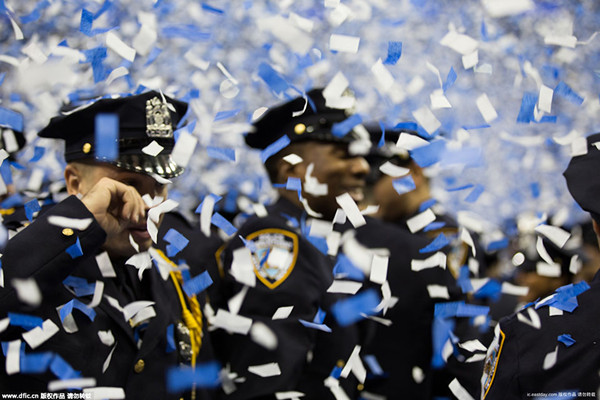 Graduation was held for 1200 new members of police forces in New York (3)