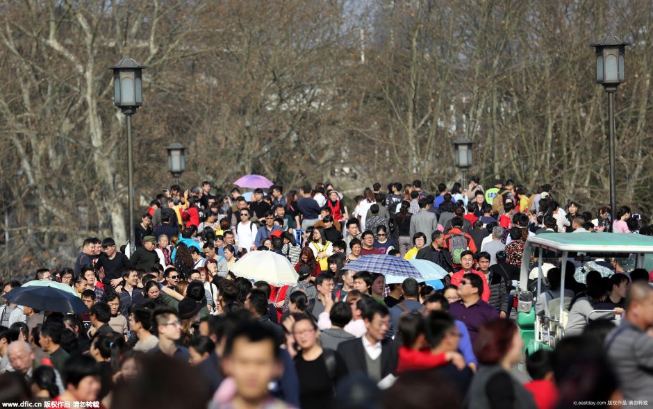 People in flowy summer dress in Hangzhou on fifth day of New Year (3)