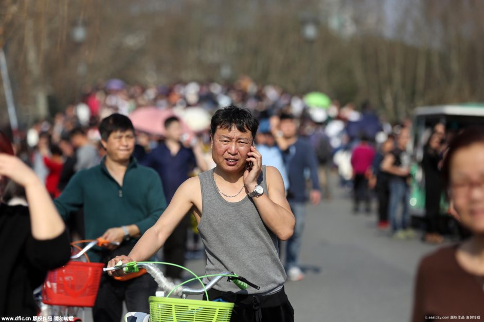 People in flowy summer dress in Hangzhou on fifth day of New Year (4)