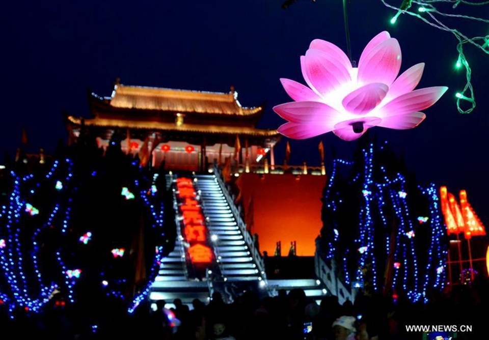 People greet Lantern Festival in central China