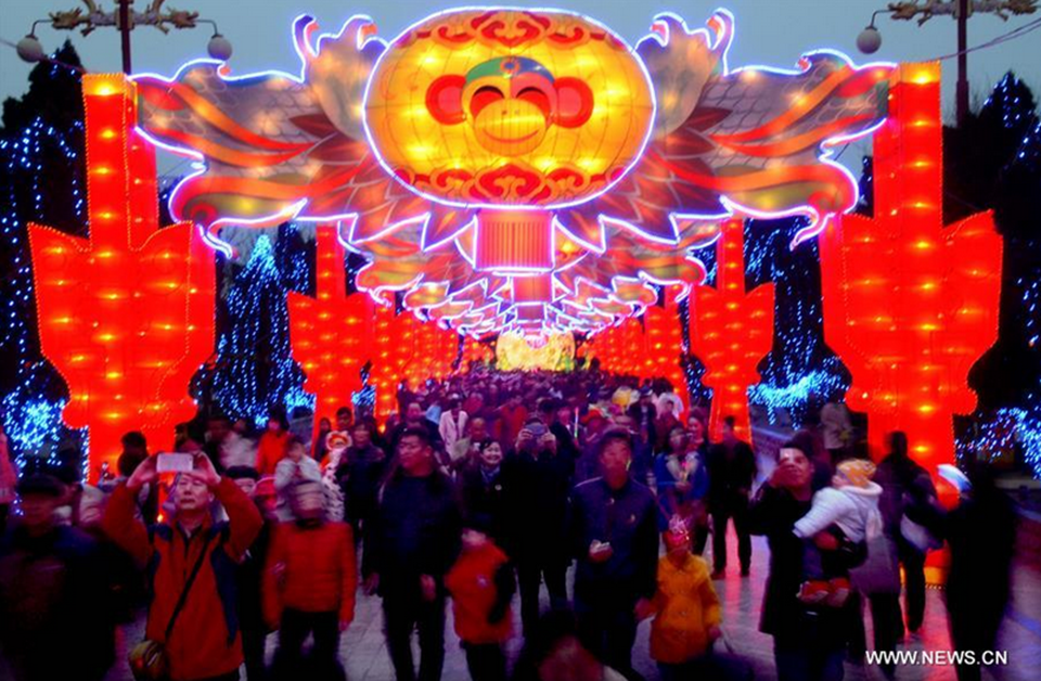People greet Lantern Festival in central China (2)