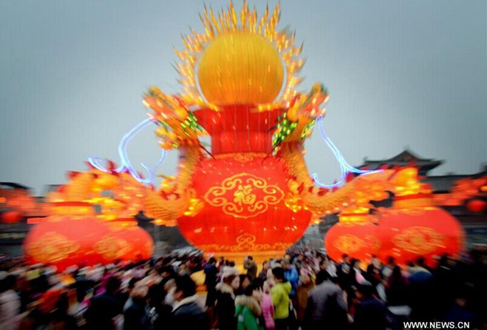 People greet Lantern Festival in central China (3)