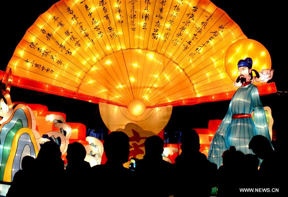 People greet Lantern Festival in central China (4)