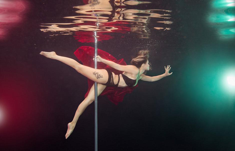 Amazing photography works of pole dancing under water (2)