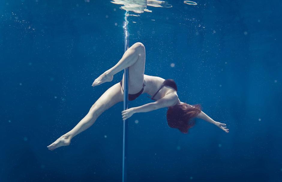 Amazing photography works of pole dancing under water (4)