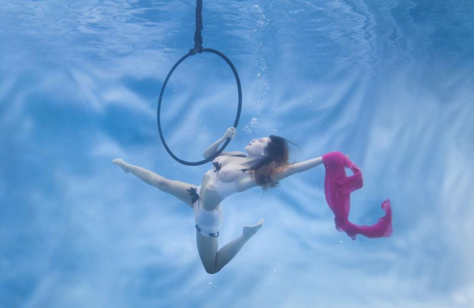 Amazing photography works of pole dancing under water (7)