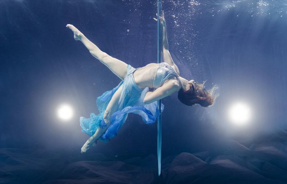 Amazing photography works of pole dancing under water (9)