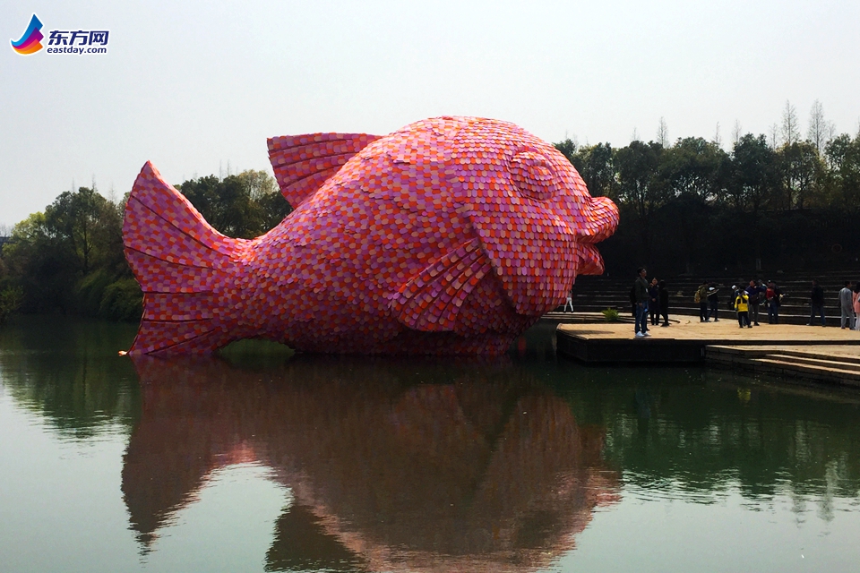 Father of Rubber Duck exhibits new work Floating Fish in Wuzhen (3)