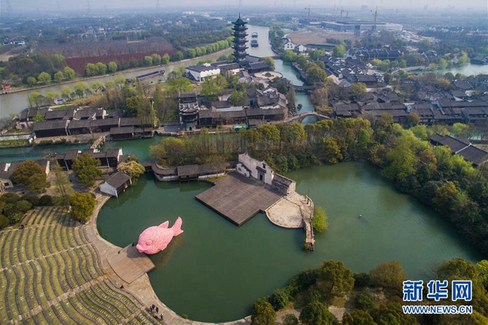 Father of Rubber Duck exhibits new work Floating Fish in Wuzhen (4)