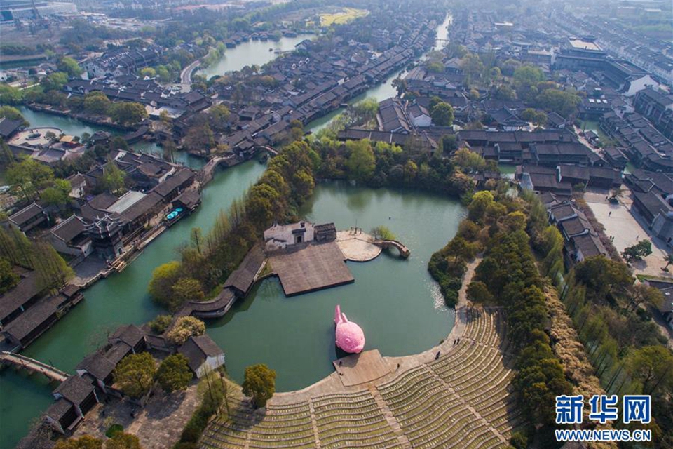 Father of Rubber Duck exhibits new work Floating Fish in Wuzhen (5)
