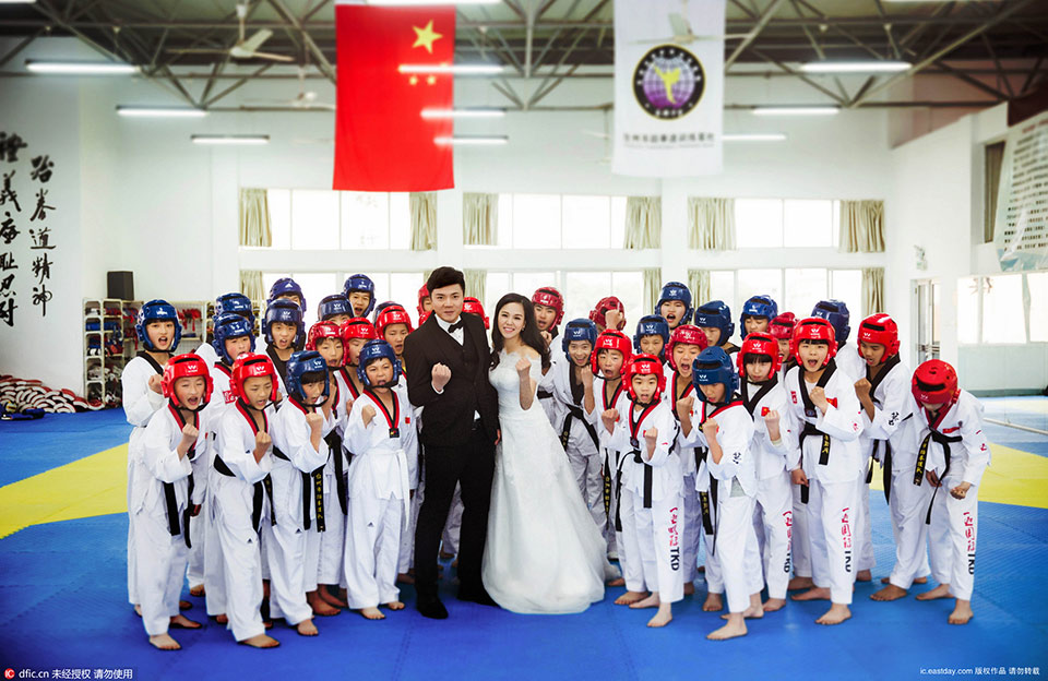 A couple take taekwondo-themed wedding photos (2)