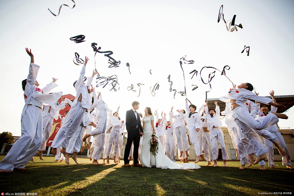 A couple take taekwondo-themed wedding photos (3)