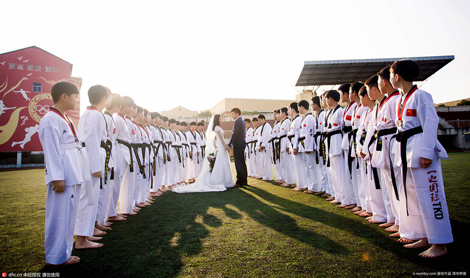 A couple take taekwondo-themed wedding photos (4)