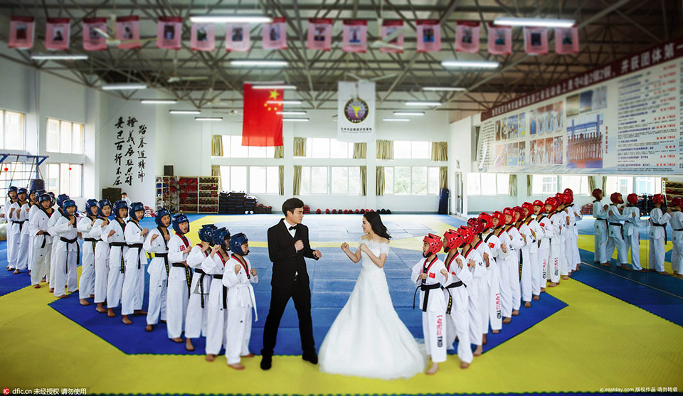 A couple take taekwondo-themed wedding photos (5)
