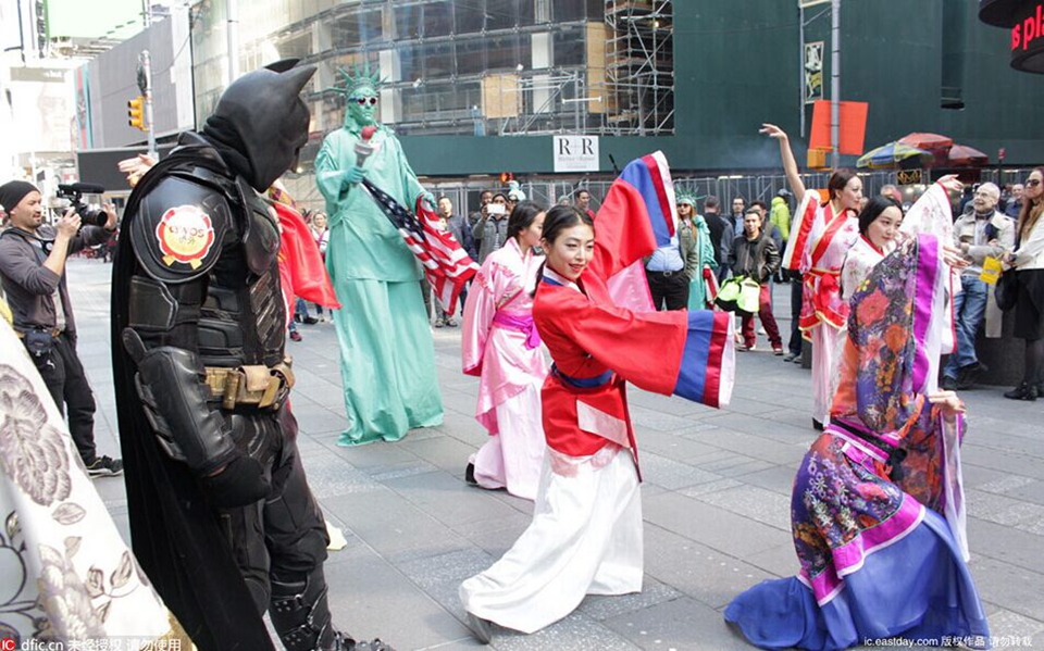 Chinese beauties wearing Hanfu played quick flash at Times Square