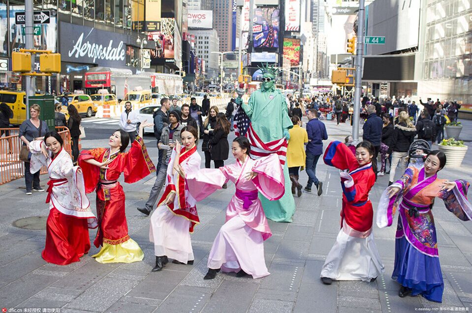 Chinese beauties wearing Hanfu played quick flash at Times Square (2)