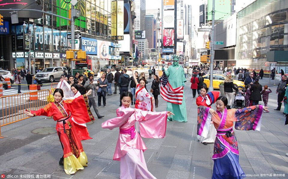 Chinese beauties wearing Hanfu played quick flash at Times Square (5)