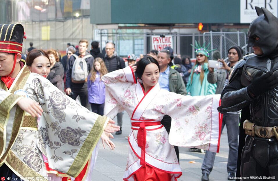 Chinese beauties wearing Hanfu played quick flash at Times Square (3)