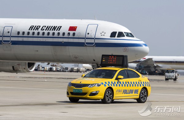 First batch of new-energy follow-me cars appear at Shanghai Pudong airport (2)