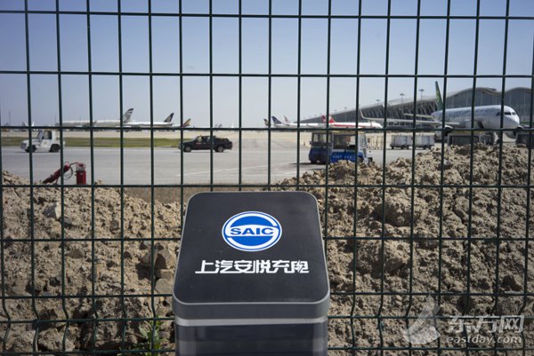 First batch of new-energy follow-me cars appear at Shanghai Pudong airport (4)