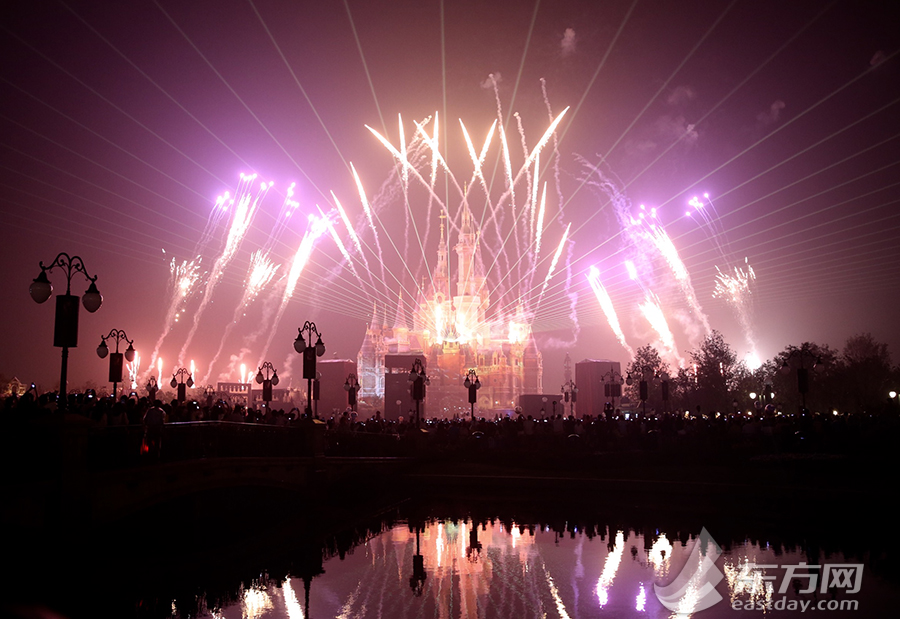 Shanghai Disneyland Opening Firework (2)