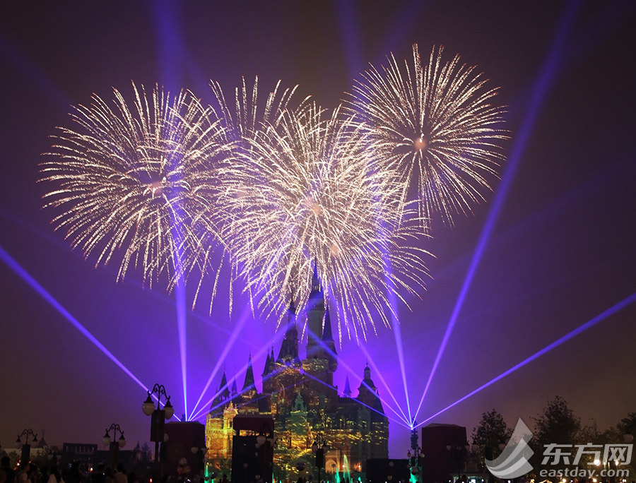 Shanghai Disneyland Opening Firework (3)