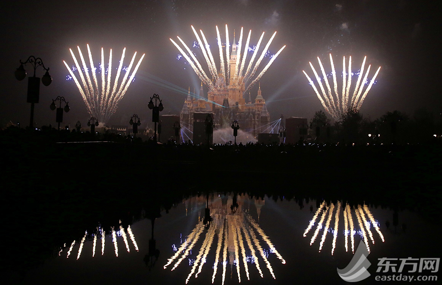 Shanghai Disneyland Opening Firework (6)
