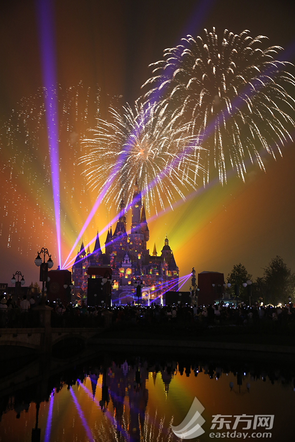Shanghai Disneyland Opening Firework (9)