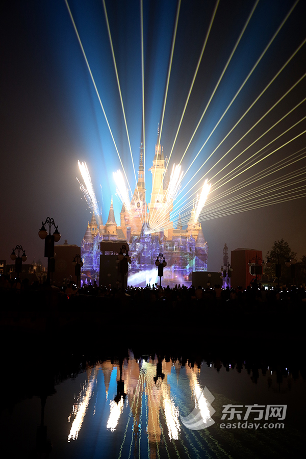 Shanghai Disneyland Opening Firework (10)