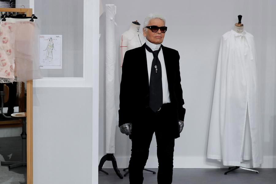 Lagerfeld pays tribute to atelier seamstresses at Chanel show (2)