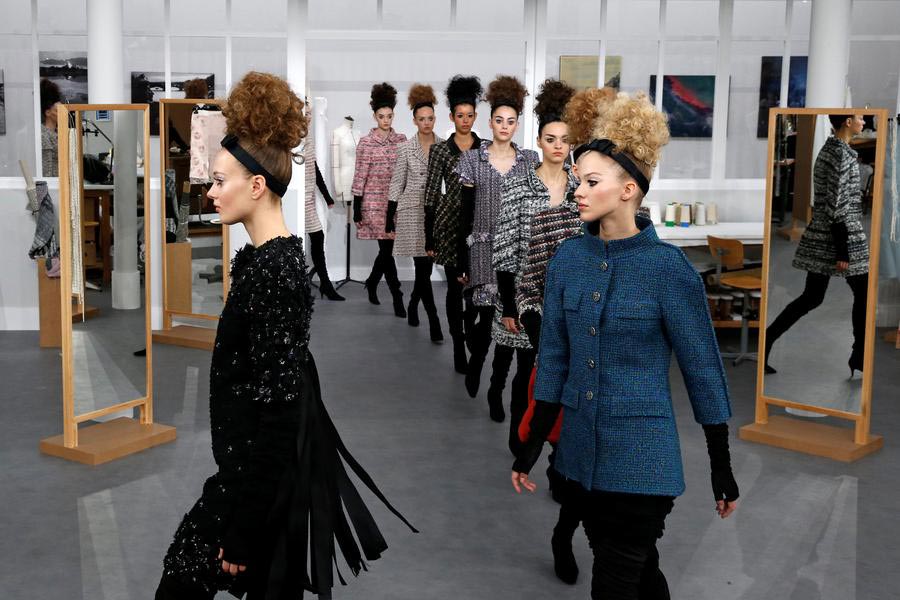 Lagerfeld pays tribute to atelier seamstresses at Chanel show (3)
