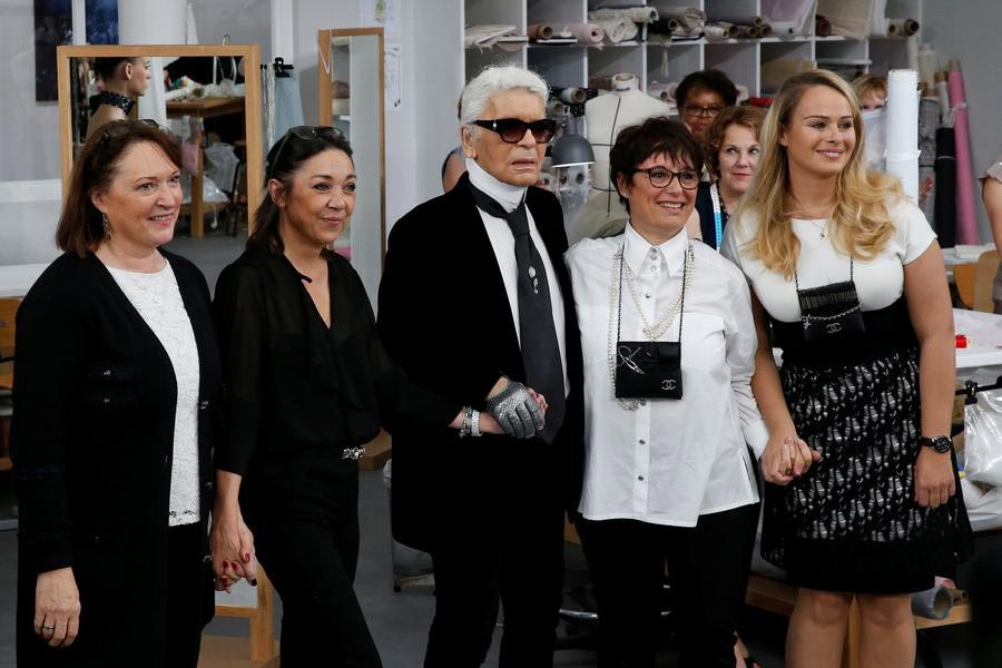 Lagerfeld pays tribute to atelier seamstresses at Chanel show (4)