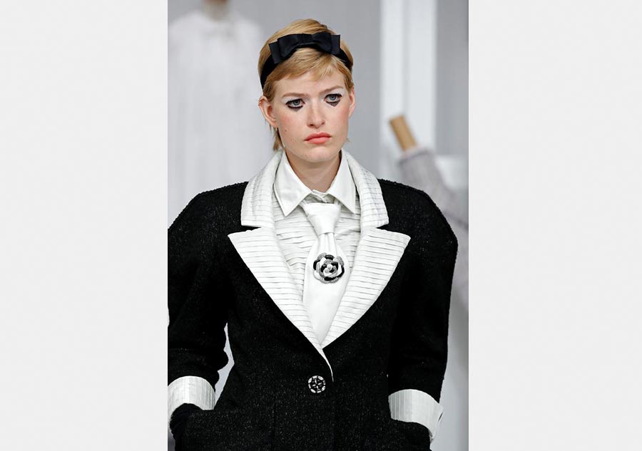 Lagerfeld pays tribute to atelier seamstresses at Chanel show (5)