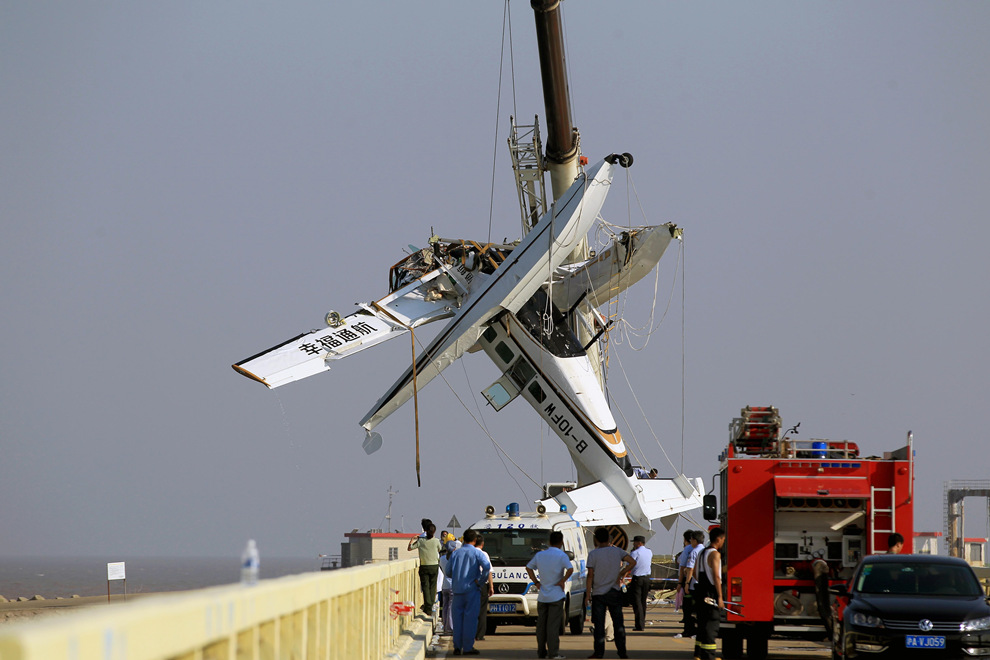 Amphibian plane hits Shanghai bridge, five dead