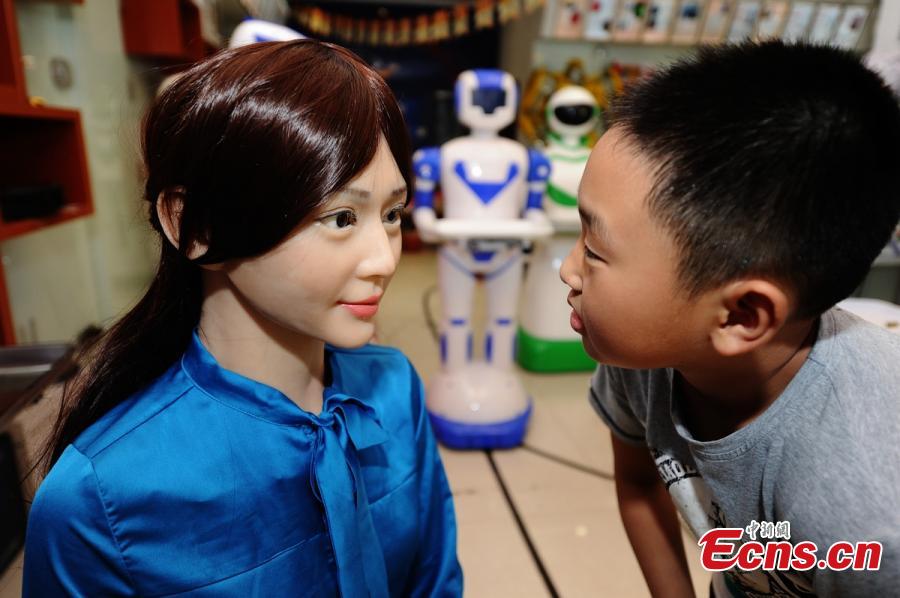 Robot shop entertains customers in Central China