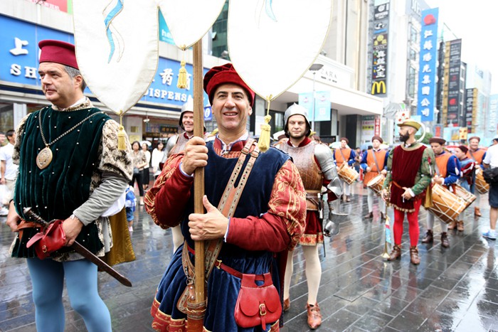 Photos: Medieval nobles and knights land in downtown Shanghai
