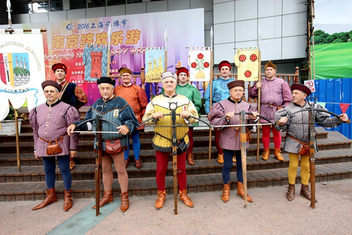 Photos: Medieval nobles and knights land in downtown Shanghai (4)