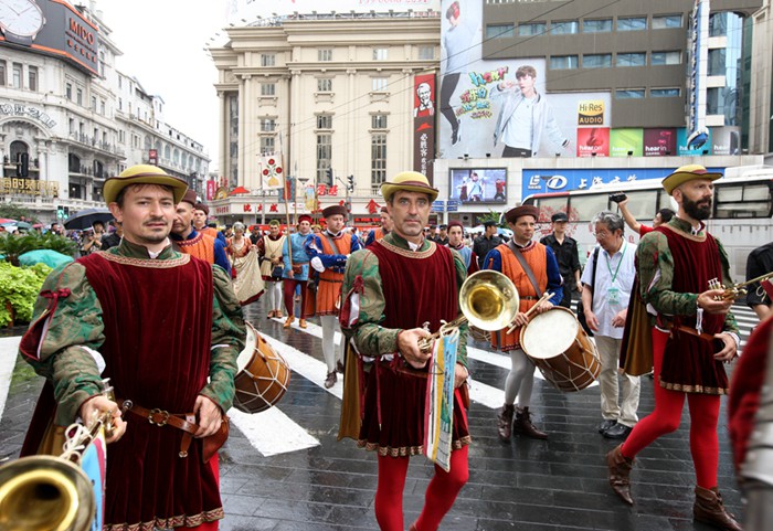 Photos: Medieval nobles and knights land in downtown Shanghai (8)